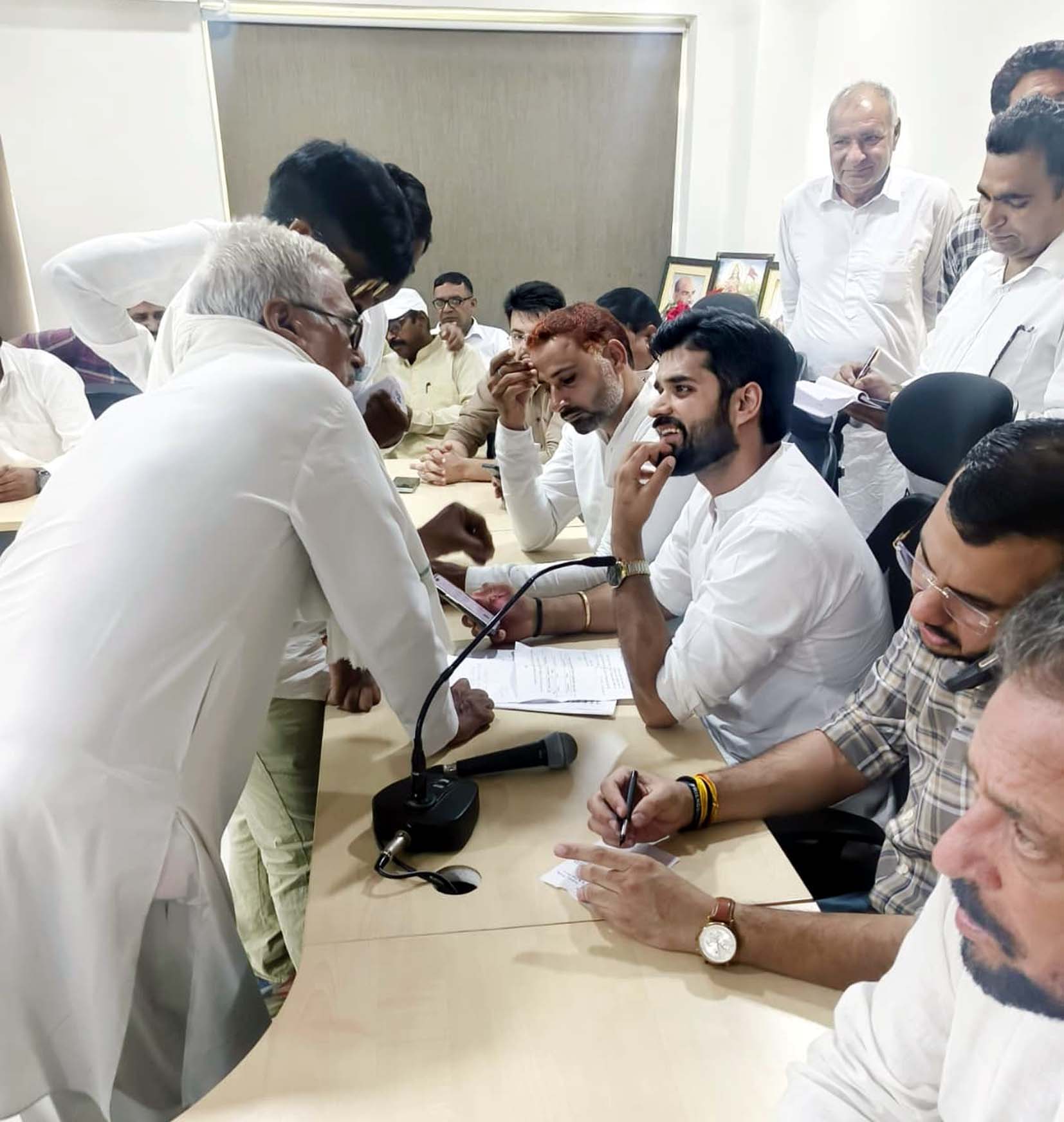 हिसार कार्यालय में समस्याएं सुनते पूर्व विधायक भव्य बिश्नोई। हिसार कार्यालय में समस्याएं सुनते पूर्व विधायक भव्य बिश्नोई।