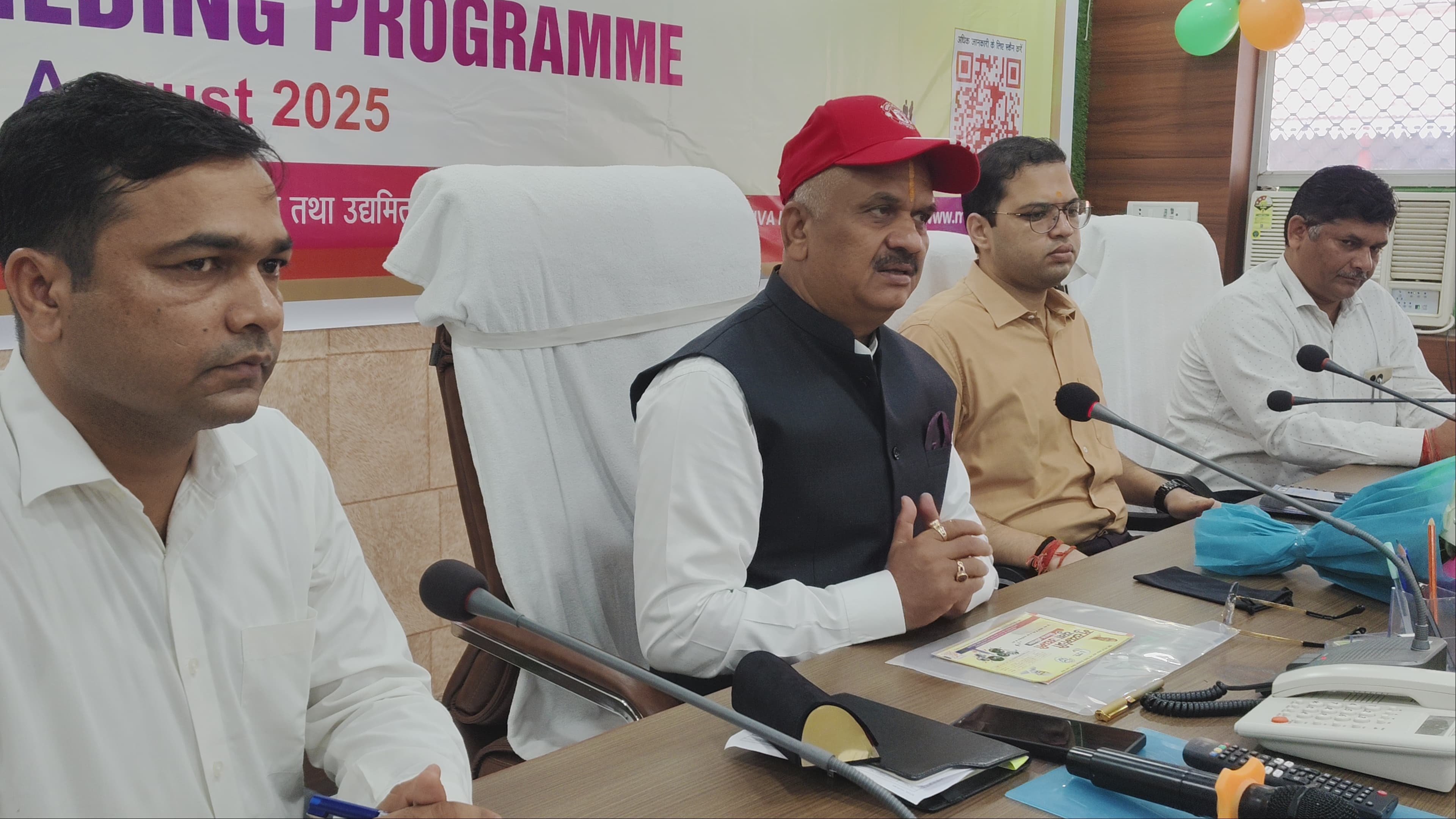 उद्यमियों से वार्ता करते हुए जिलाधिकारी,और मुख्य विकाश अधिकारी