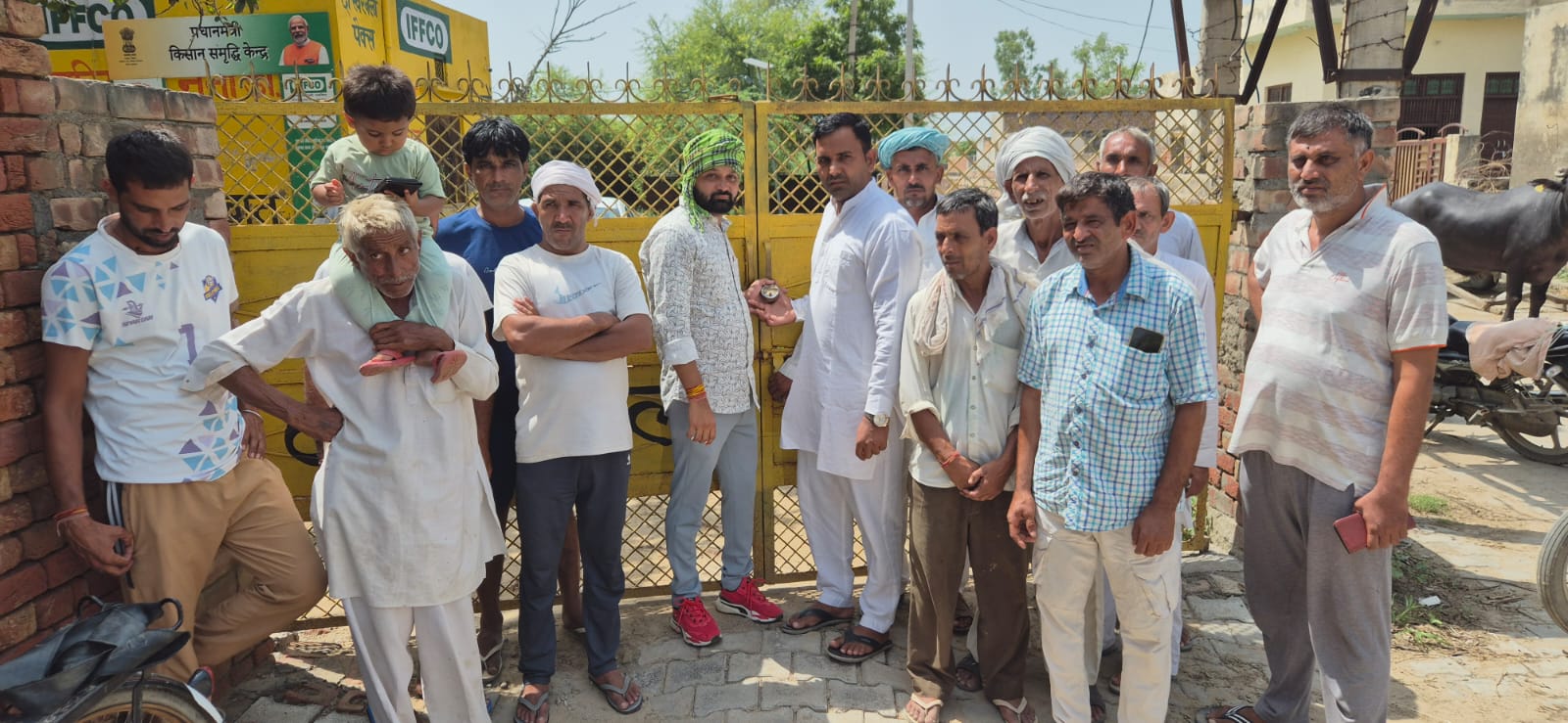 पैक्स पर ताला लगाकर प्रदर्शन करते हुए ग्रामीण।