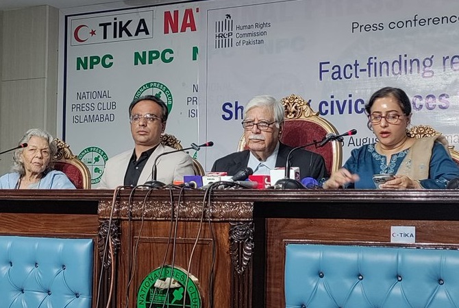 पाकिस्तान मानवाधिकार आयोग के अध्यक्ष असद इकबाल बट व अन्य इस्लामाबाद प्रेस क्लब में तथ्यान्वेषी मिशन की रिपोर्ट की जानकारी देते। पाकिस्तान मानवाधिकार आयोग के अध्यक्ष असद इकबाल बट व अन्य इस्लामाबाद प्रेस क्लब में तथ्यान्वेषी मिशन की रिपोर्ट की जानकारी देते।