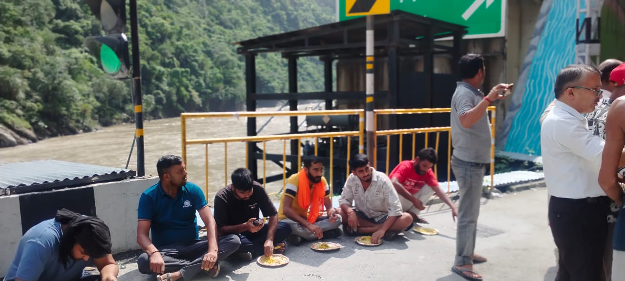 रोड़ बंद होने पर वाहन चालकों को खाना खिलाते हुए।