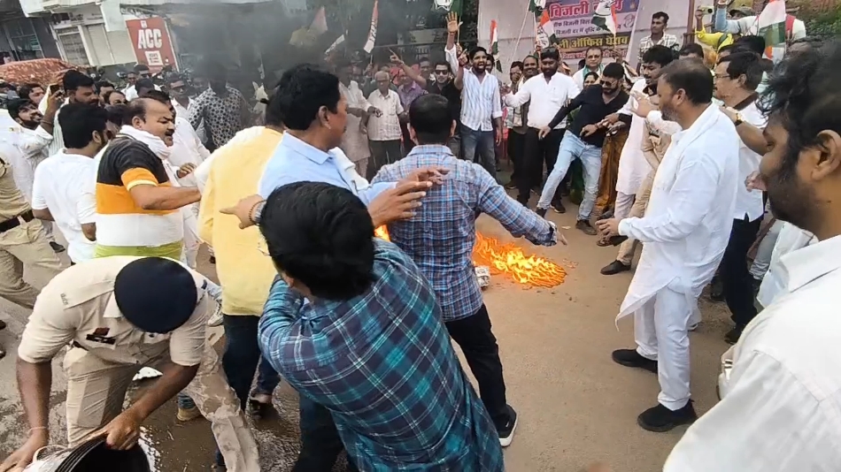 रायपुर रोड स्थित बिजली कार्यालय के सामने साय सरकार का पुतला फूंकते कांग्रेसी। रायपुर रोड स्थित बिजली कार्यालय के सामने साय सरकार का पुतला फूंकते कांग्रेसी।