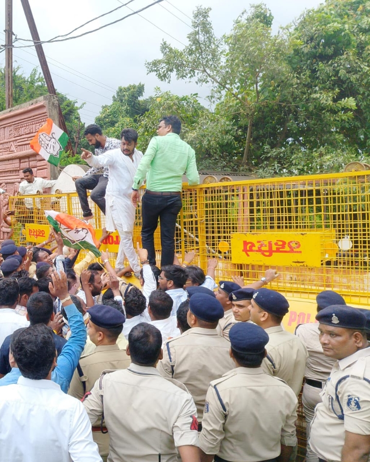 बेरिकेड पर चढ़कर प्रदर्शन करते हुए विधायक ओंकार साहू एवं एनएसयूआइ जिलाध्यक्ष राजा देवांगन। बेरिकेड पर चढ़कर प्रदर्शन करते हुए विधायक ओंकार साहू एवं एनएसयूआइ जिलाध्यक्ष राजा देवांगन।