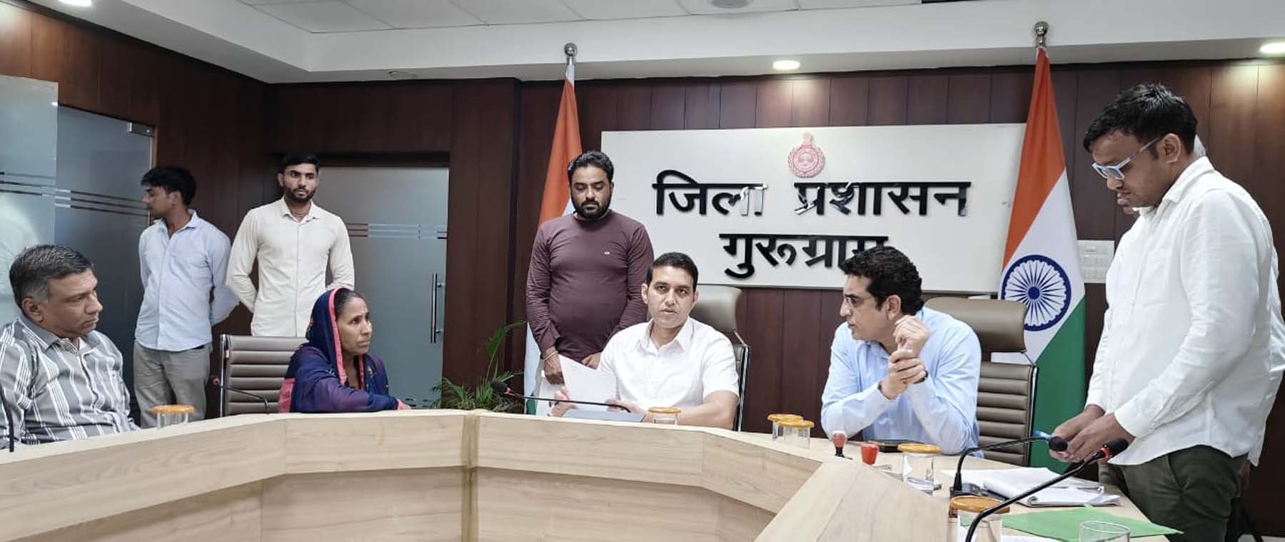 गुरुग्राम स्थित लघु सचिवालय में आयोजित समाधान शिविर में समस्याएं सुनते डीसी अजय कुमार। गुरुग्राम स्थित लघु सचिवालय में आयोजित समाधान शिविर में समस्याएं सुनते डीसी अजय कुमार।
