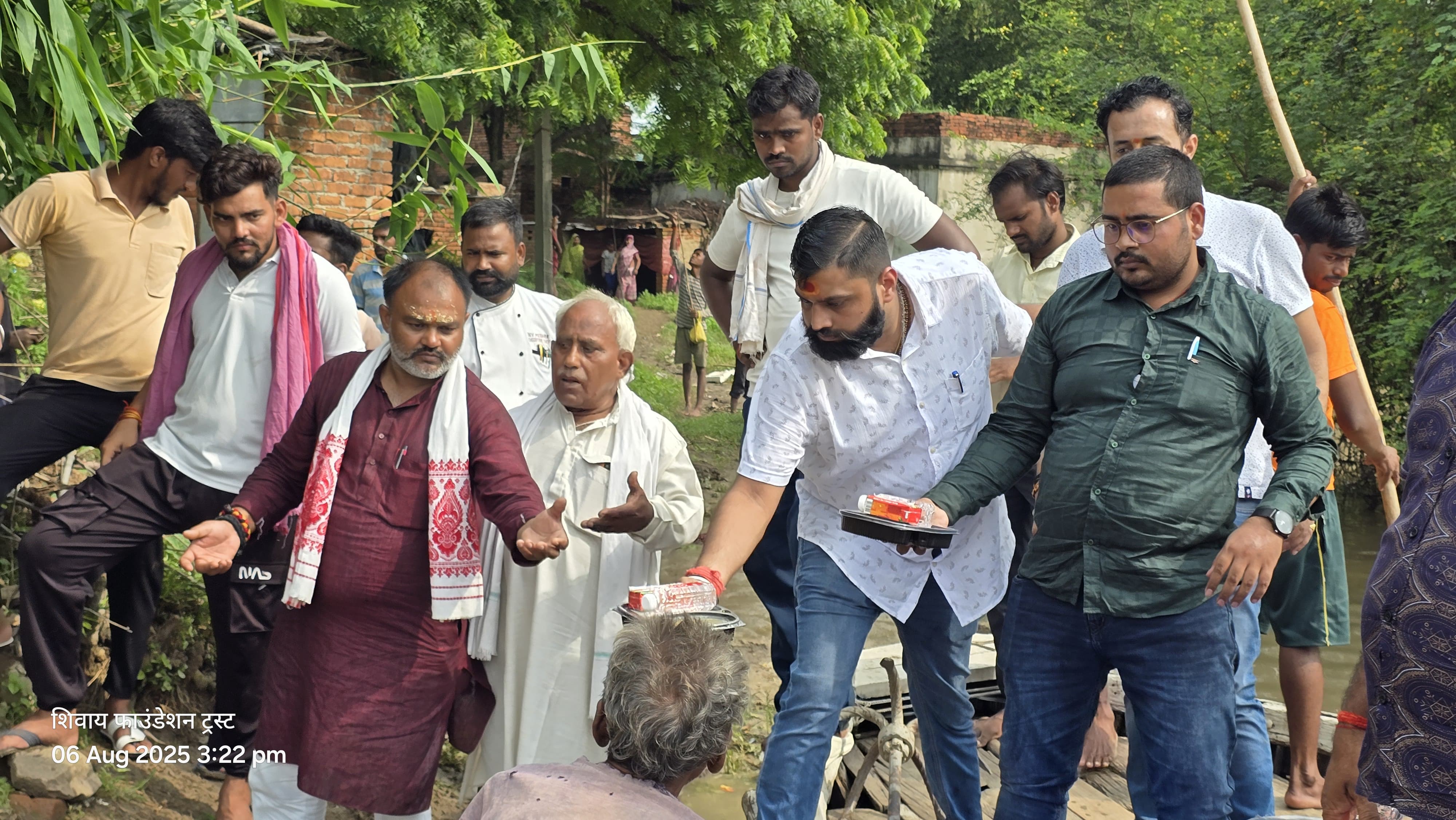 बाढ़ पीडितों को खाद्य सामग्री बांटती फाउंडेशन की टीम बाढ़ पीडितों को खाद्य सामग्री बांटती फाउंडेशन की टीम