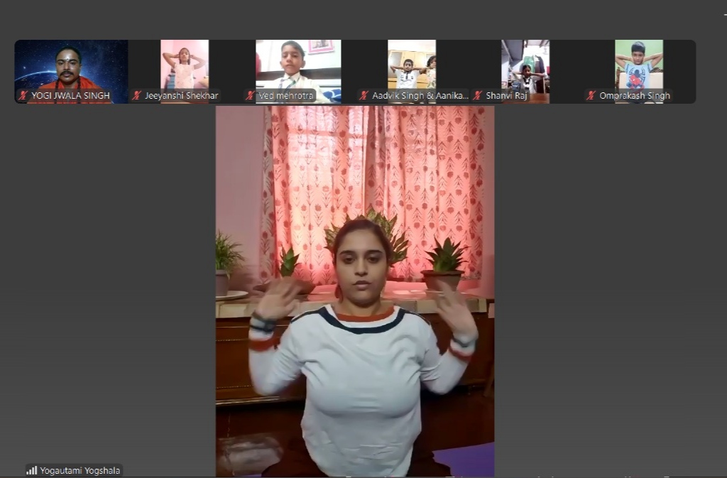 बाल योगियों को आनलाइन अभ्यास कराती पश्चिम बंगाल से गौतमी भट्टाचार्या ।