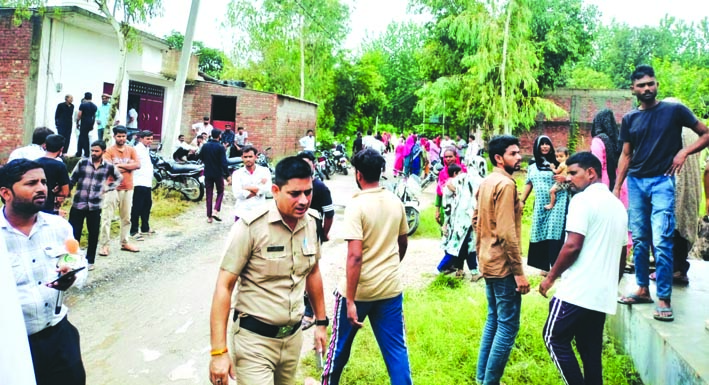 घटनास्थल पर पुलिस घटनास्थल पर पुलिस