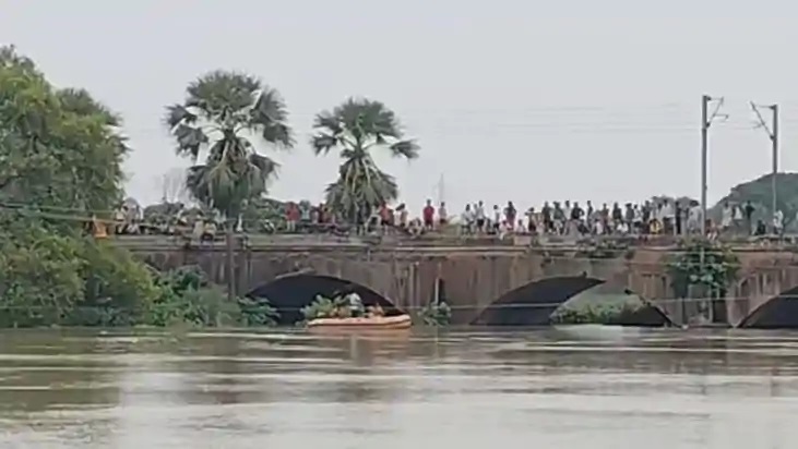 घटनासथल पर जमा लाेग
