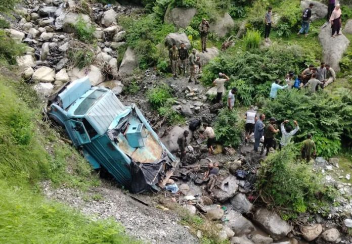 उधमपुर में सीआरपीएफ के तीन जवानों की मौत, 16 घायल उधमपुर में सीआरपीएफ के तीन जवानों की मौत, 16 घायल