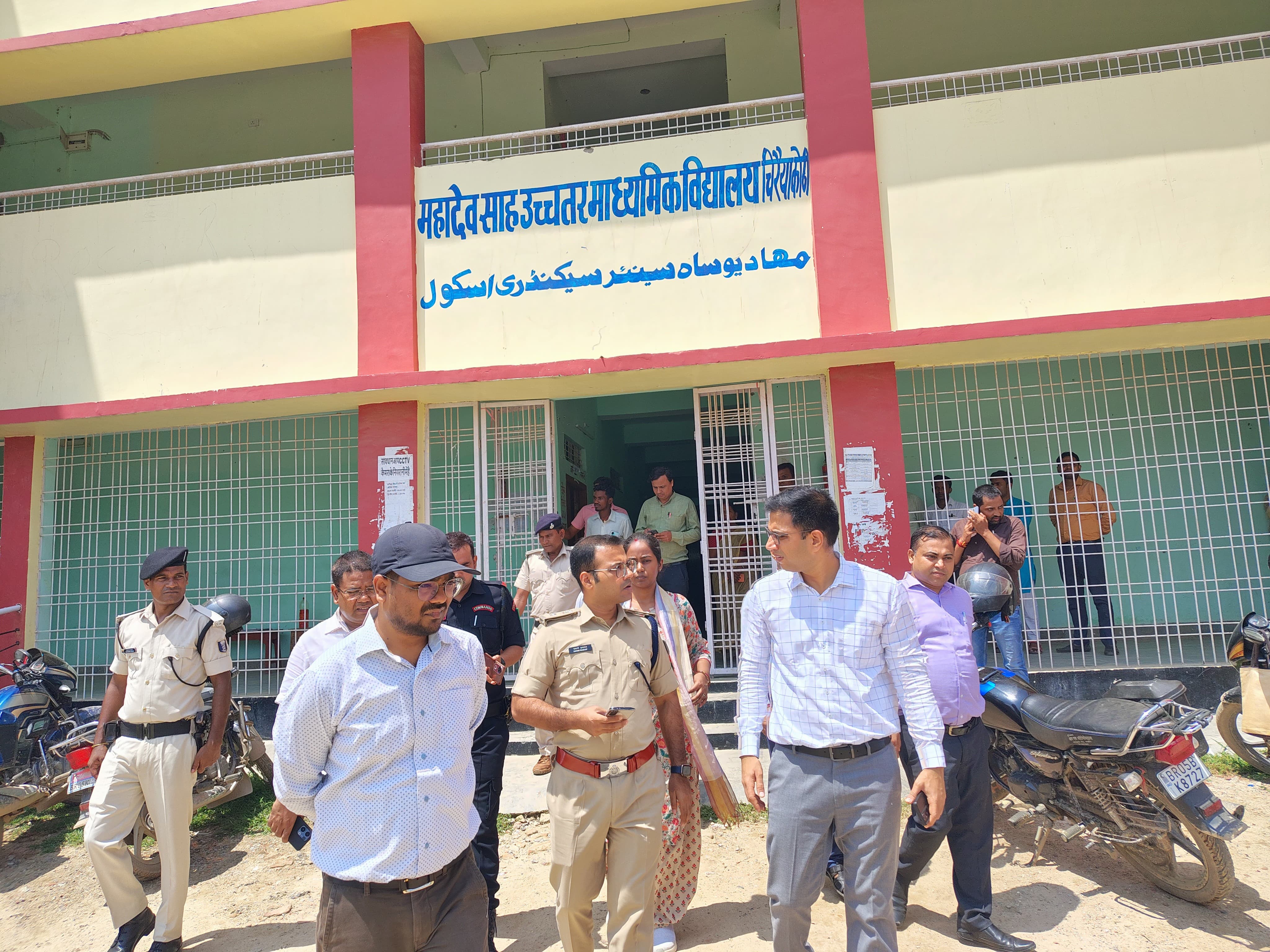 डिस्पैच सेंटर का निरीक्षण करते डीएम व एसपी डिस्पैच सेंटर का निरीक्षण करते डीएम व एसपी