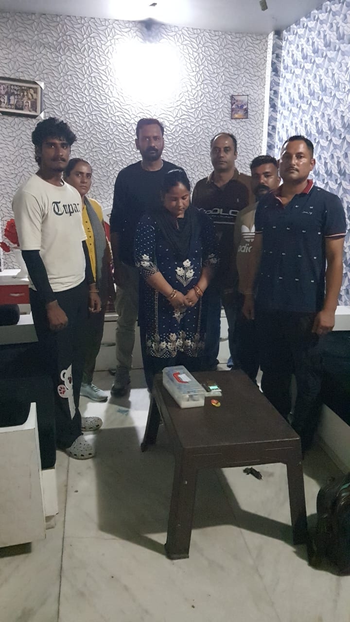चिट्टे के साथ गिरफ्तार महिला नशा तस्कर।