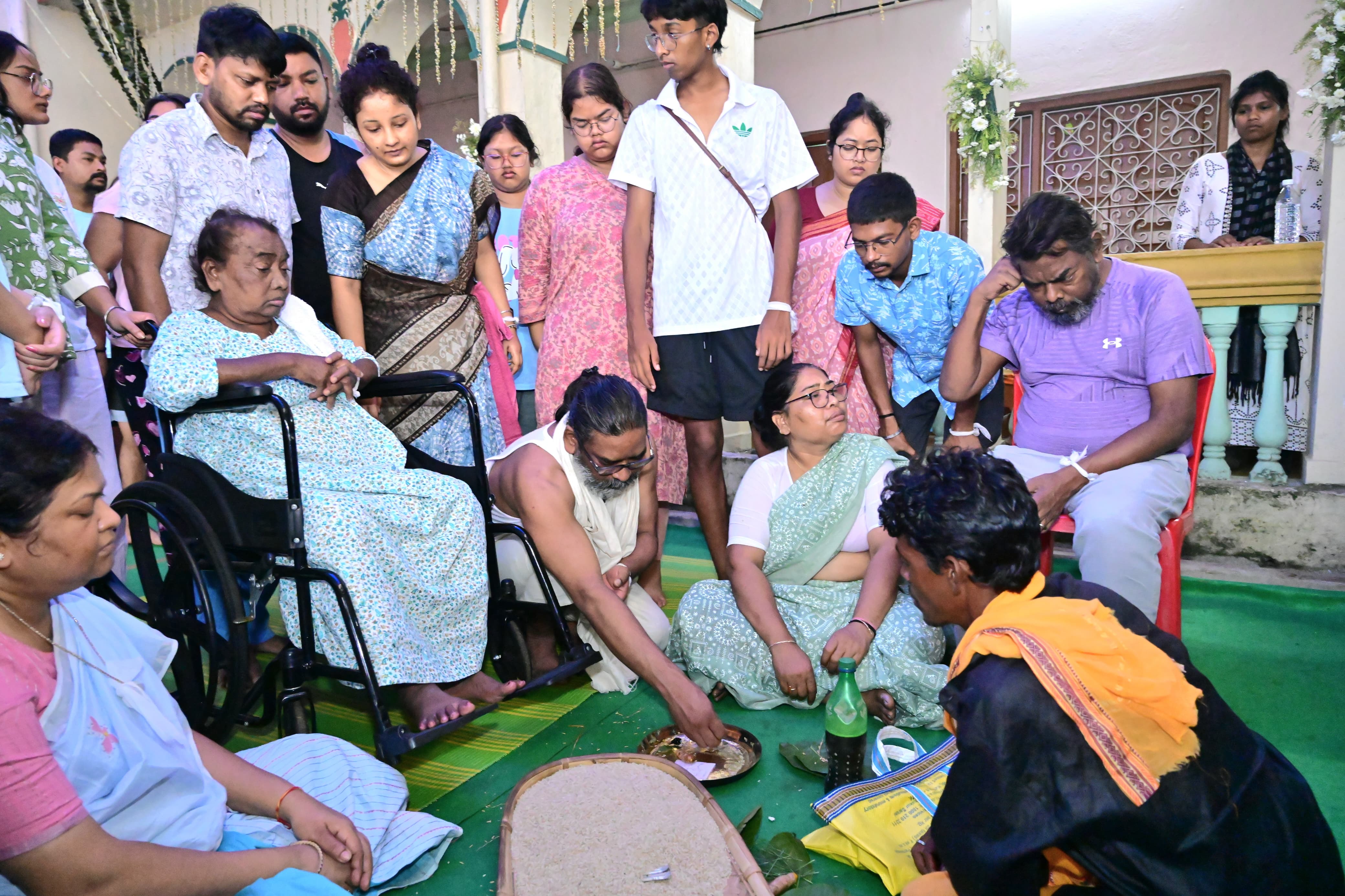 तीन कर्म की परंपरा का निर्वहन करते मुख्यमंत्री हेमंत सोरेन