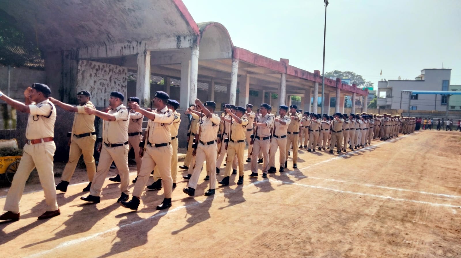 डा शोभाराम देवांगन शासकीय उमावि में मार्च पास्ट करते हुए पुलिस जवान। डा शोभाराम देवांगन शासकीय उमावि में मार्च पास्ट करते हुए पुलिस जवान।