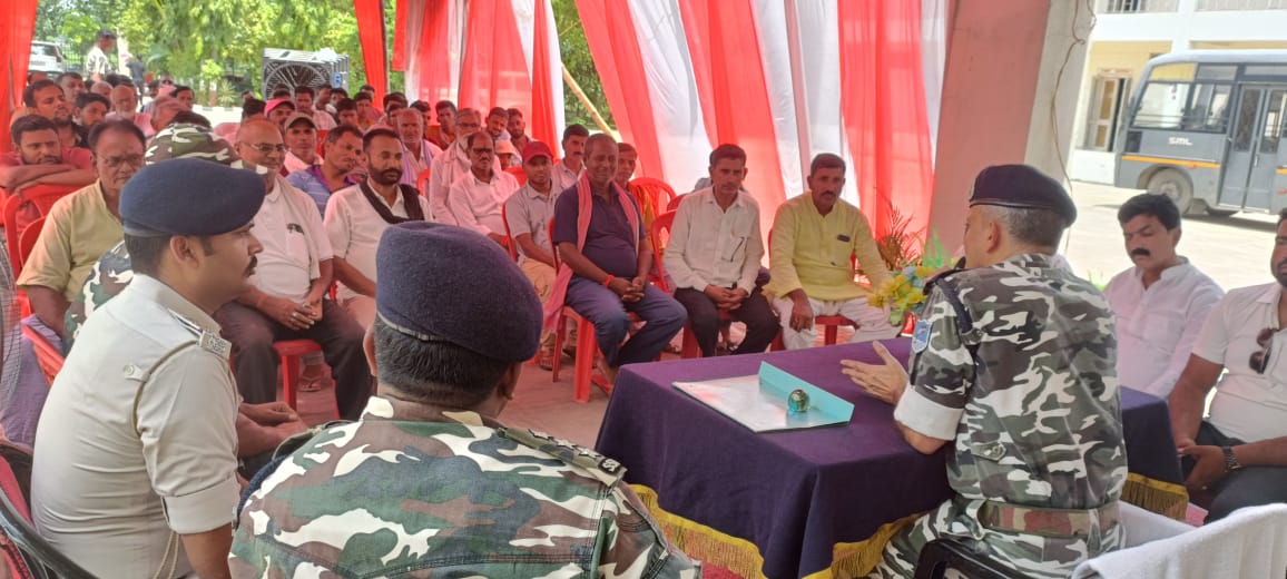 समन्वय बैठक करते एसएसबी के अधिकारी