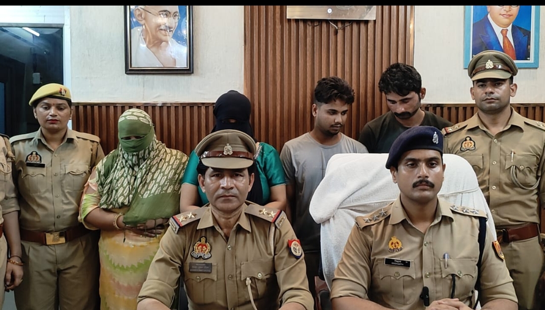 गिरफ्तारी की जानकारी देते एसीपी