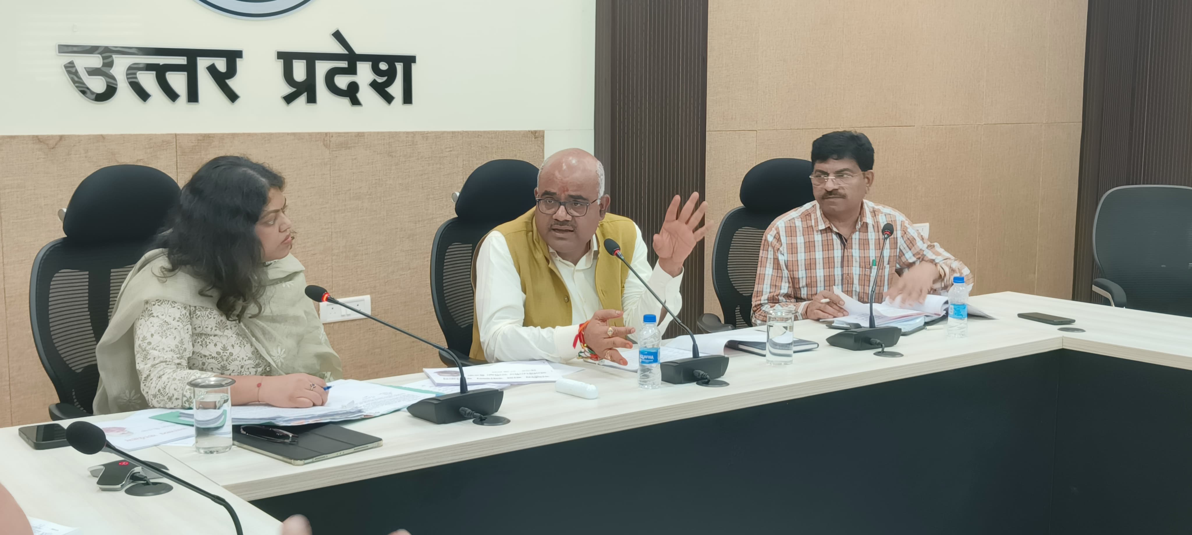 बैठक करती सीडीओ दीक्षा जैन साथ में जिलाधिकारी व सी एम ओ
