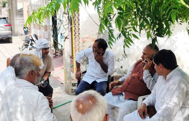 सोनीपत:  नगर निगम मेयर राजीव जैन पशुपालक से जानकारी लेते हुए
