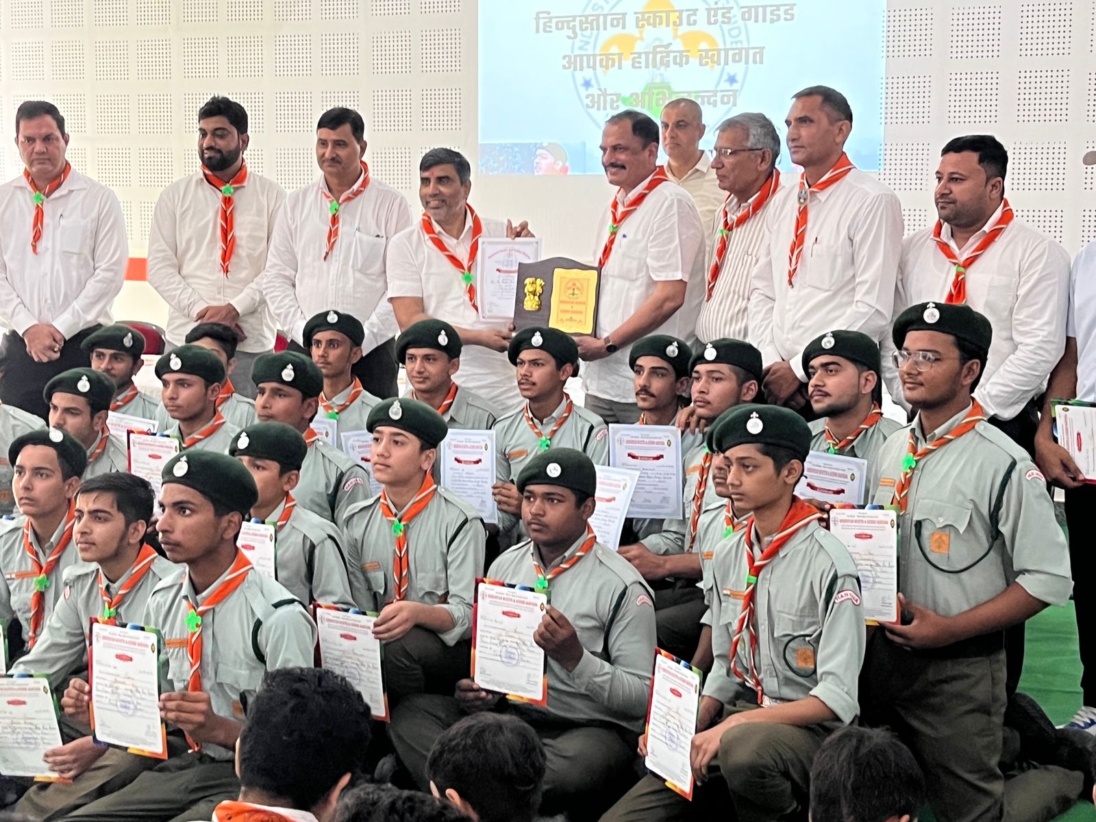 पानीपत के आर्य बाल भारती बब्लिक स्कूल में स्काउट्स को पुरस्कृत करते शिक्षा मंत्री महिपाल ढांडा साथ में प्रधान आर्य रणदीप कादियान। पानीपत के आर्य बाल भारती बब्लिक स्कूल में स्काउट्स को पुरस्कृत करते शिक्षा मंत्री महिपाल ढांडा साथ में प्रधान आर्य रणदीप कादियान।