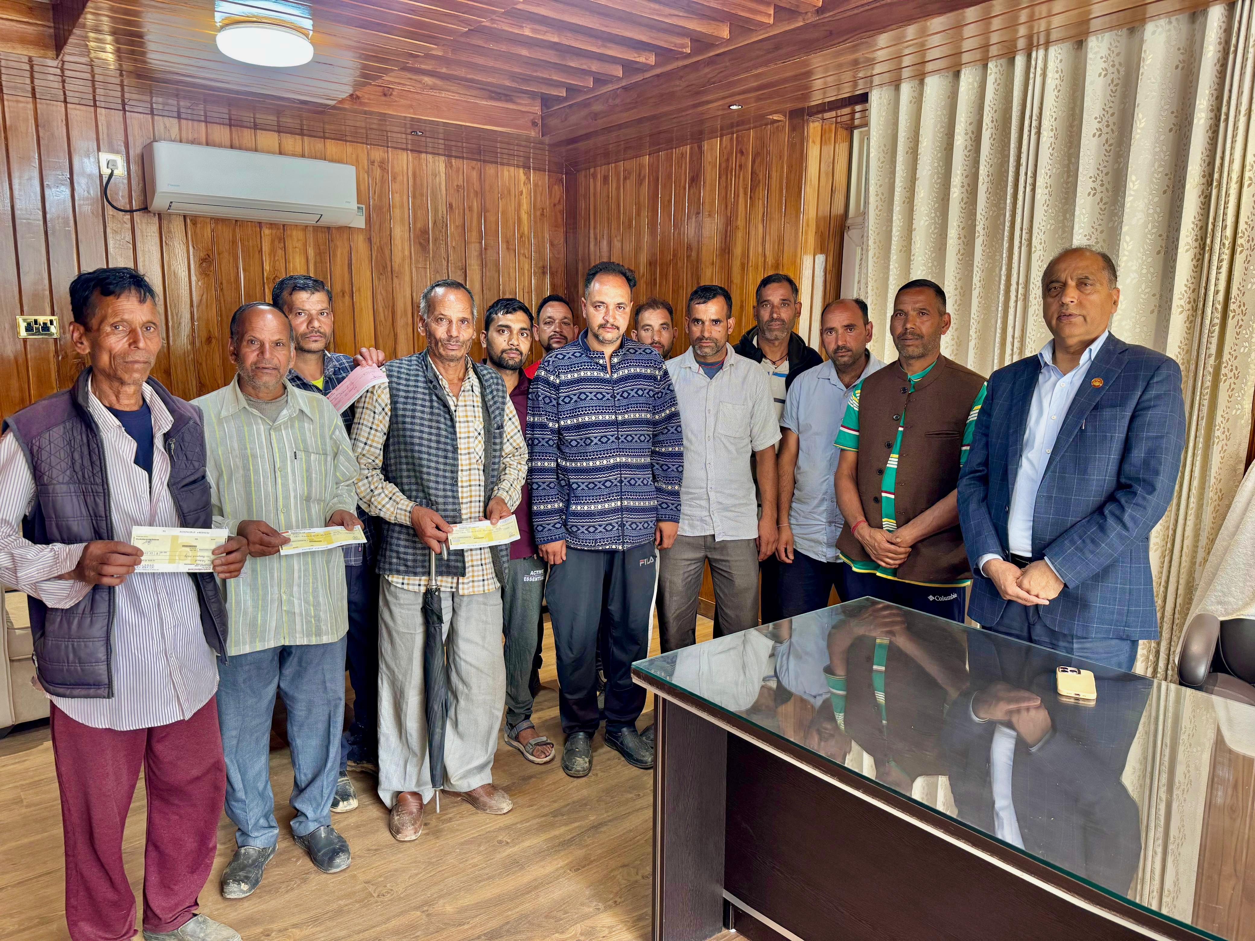 आपदा प्रभावितों से मिलते नेता प्रतिपक्ष। आपदा प्रभावितों से मिलते नेता प्रतिपक्ष।