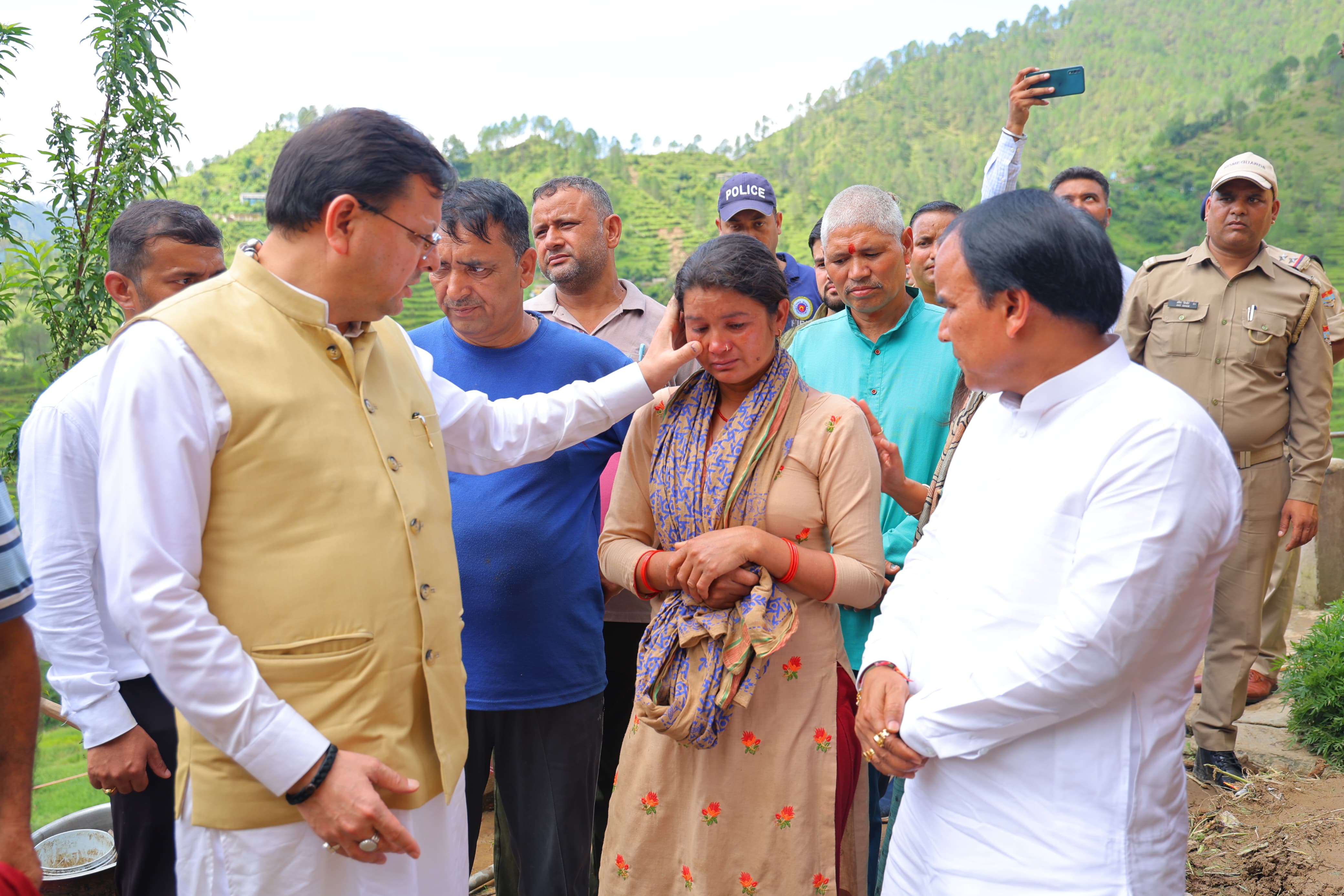 पौड़ी जनपद के आपदाग्रस्त क्षेत्रों का स्थलीय निरीक्षण करते मुख्यमंत्री पुष्कर सिंह धामी पौड़ी जनपद के आपदाग्रस्त क्षेत्रों का स्थलीय निरीक्षण करते मुख्यमंत्री पुष्कर सिंह धामी