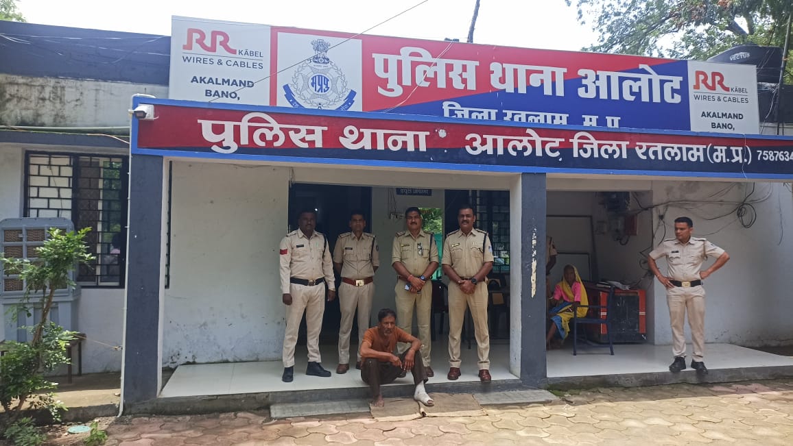 रतलाम जिले में पिता ने पुत्र की चाकुओं से गोदकर कर दी हत्या रतलाम जिले में पिता ने पुत्र की चाकुओं से गोदकर कर दी हत्या