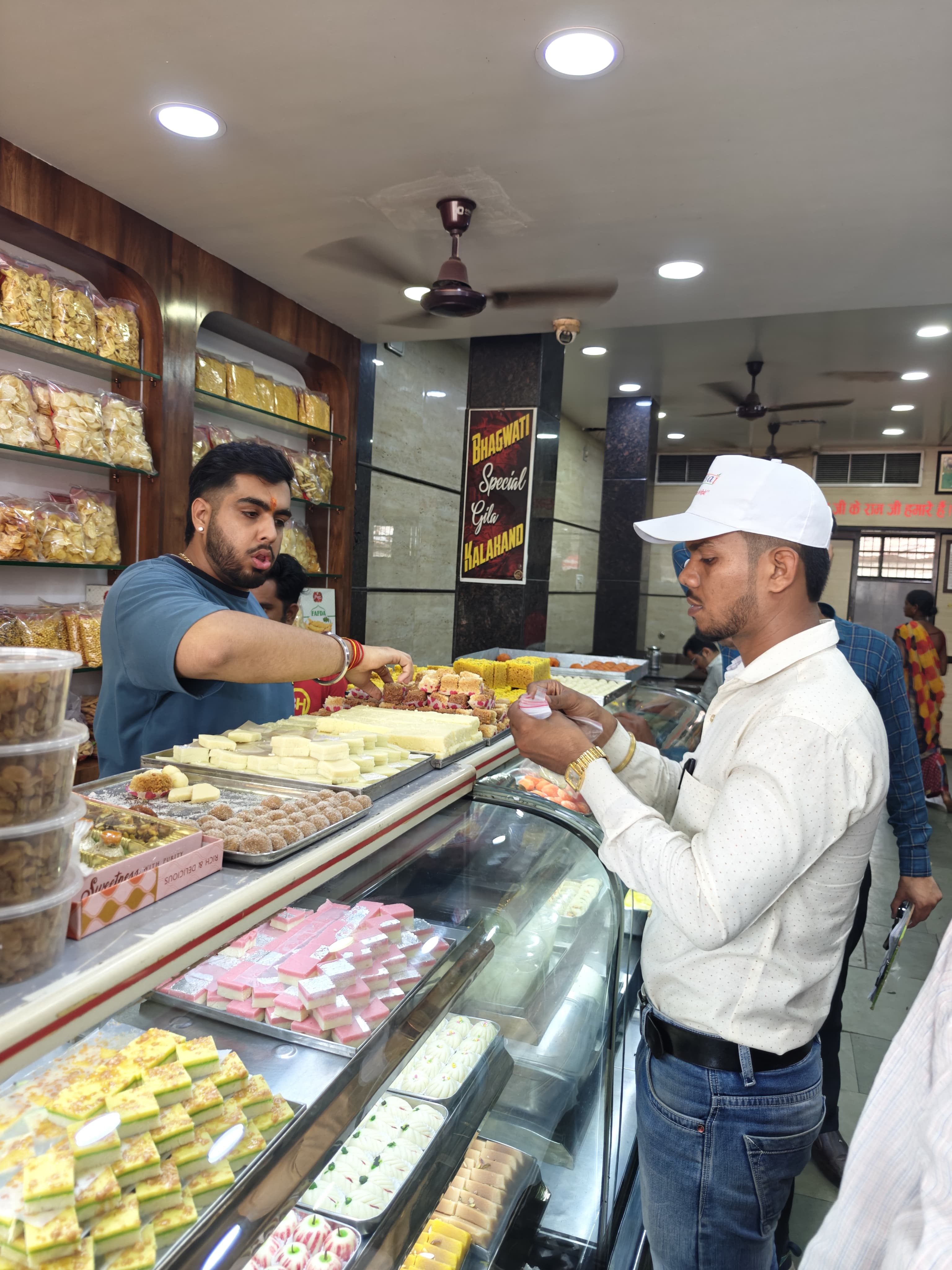 पुराना बस स्टैंड स्थित भगवती होटल से सैंपल लेते हुए खाद्य विभाग के कर्मचारी। पुराना बस स्टैंड स्थित भगवती होटल से सैंपल लेते हुए खाद्य विभाग के कर्मचारी।