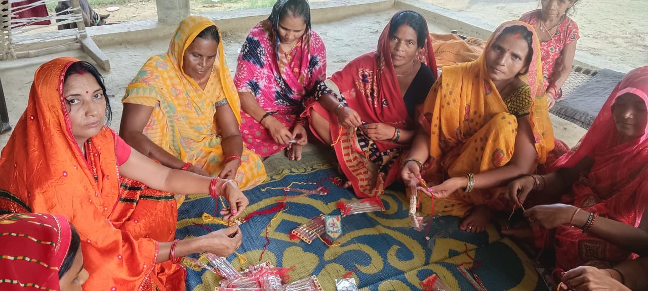 राखियां बनाती समूह की महिलाएं