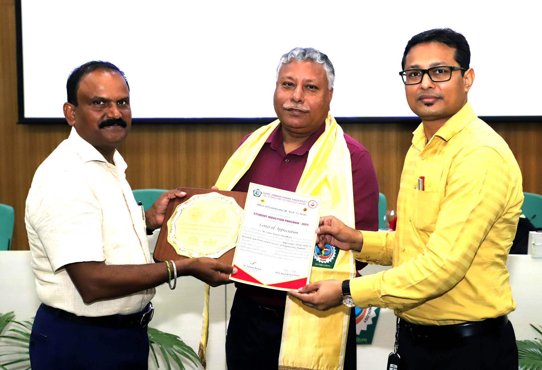 बिट्स पिलानी के मानविकी एवं सामाजिक विज्ञान विभाग में एसोसिएट प्रोफेसर को सम्मानित करते विश्वविद्यालय के अधिकारी।