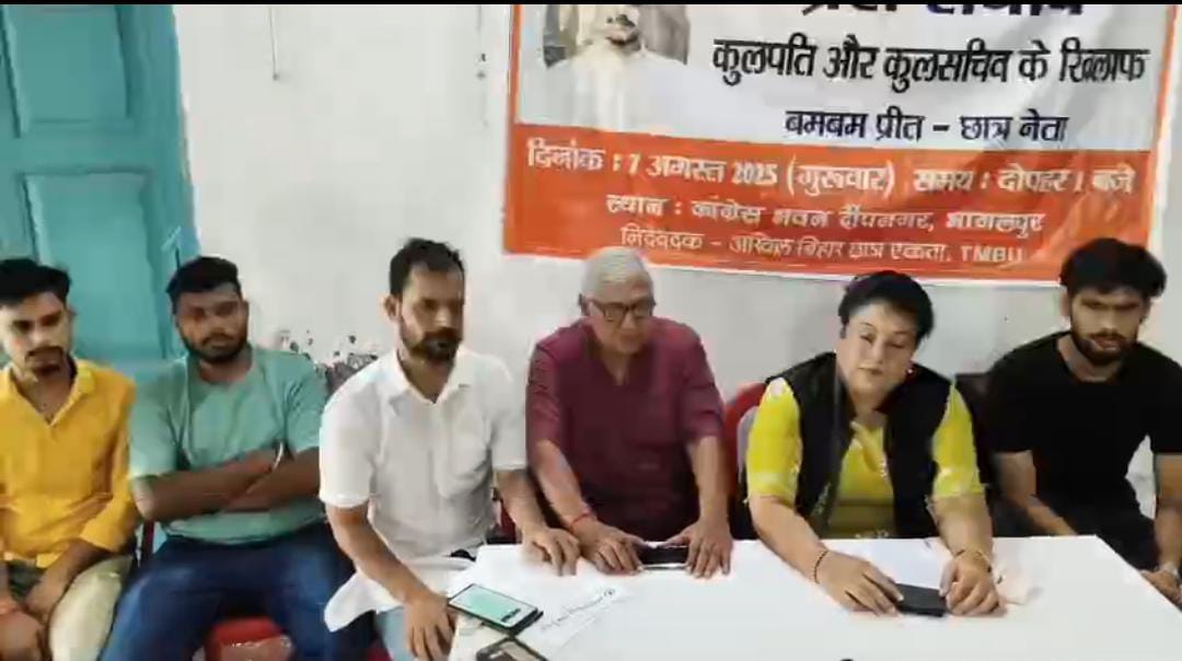 प्रेस वार्ता में मौजूद लोग प्रेस वार्ता में मौजूद लोग