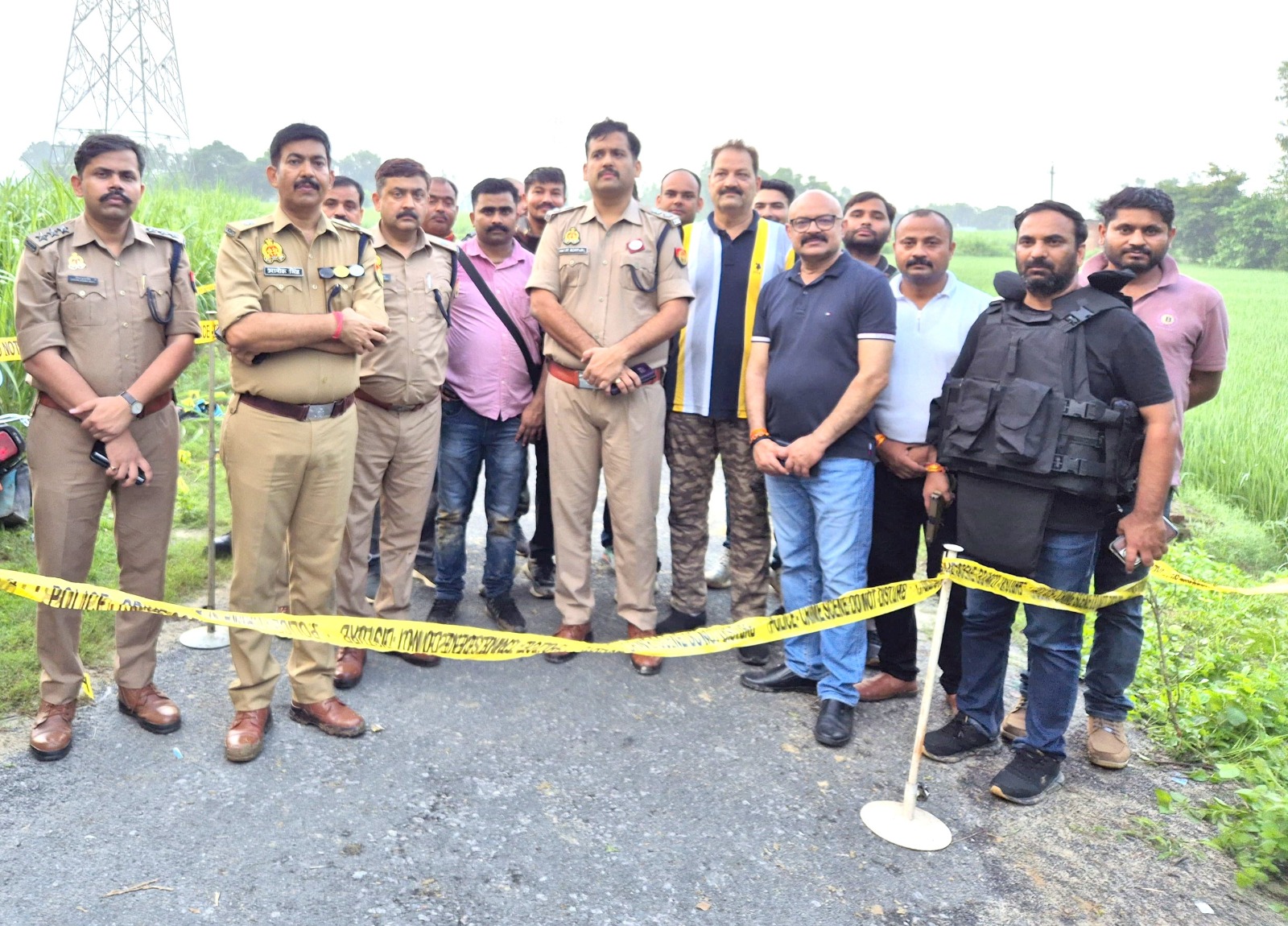 मुठभेड़ स्थल पर मौजूद एसटीएफ एवं सीतापुर पुलिस