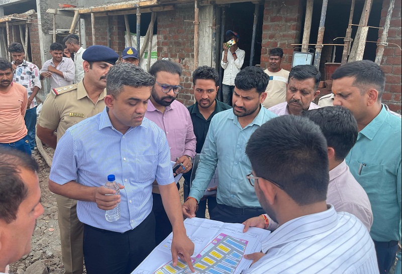 पीएम मित्रा पार्क से विस्थापित ग्रामीणों के पुनर्वास का कलेक्टर ने लिया जायजा