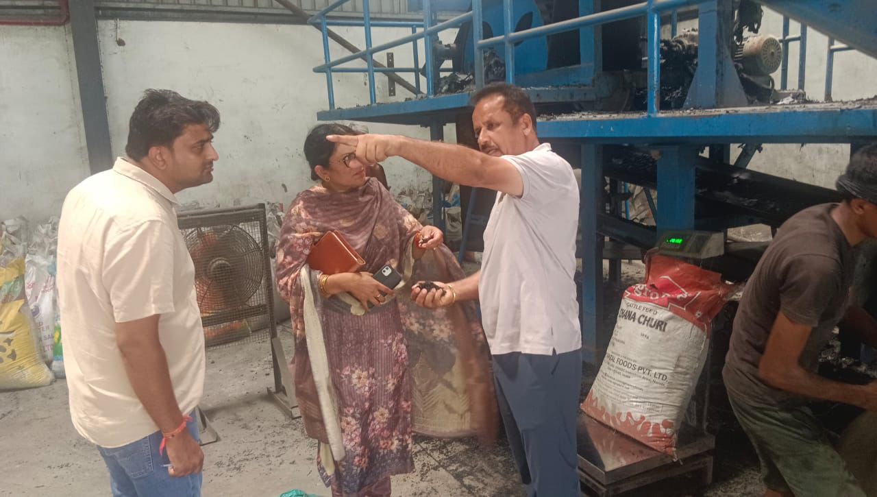 हाजमपुर स्थित रबड़ निर्माण फैक्ट्री में मशीनों की जांच करते अधिकारी। हाजमपुर स्थित रबड़ निर्माण फैक्ट्री में मशीनों की जांच करते अधिकारी।