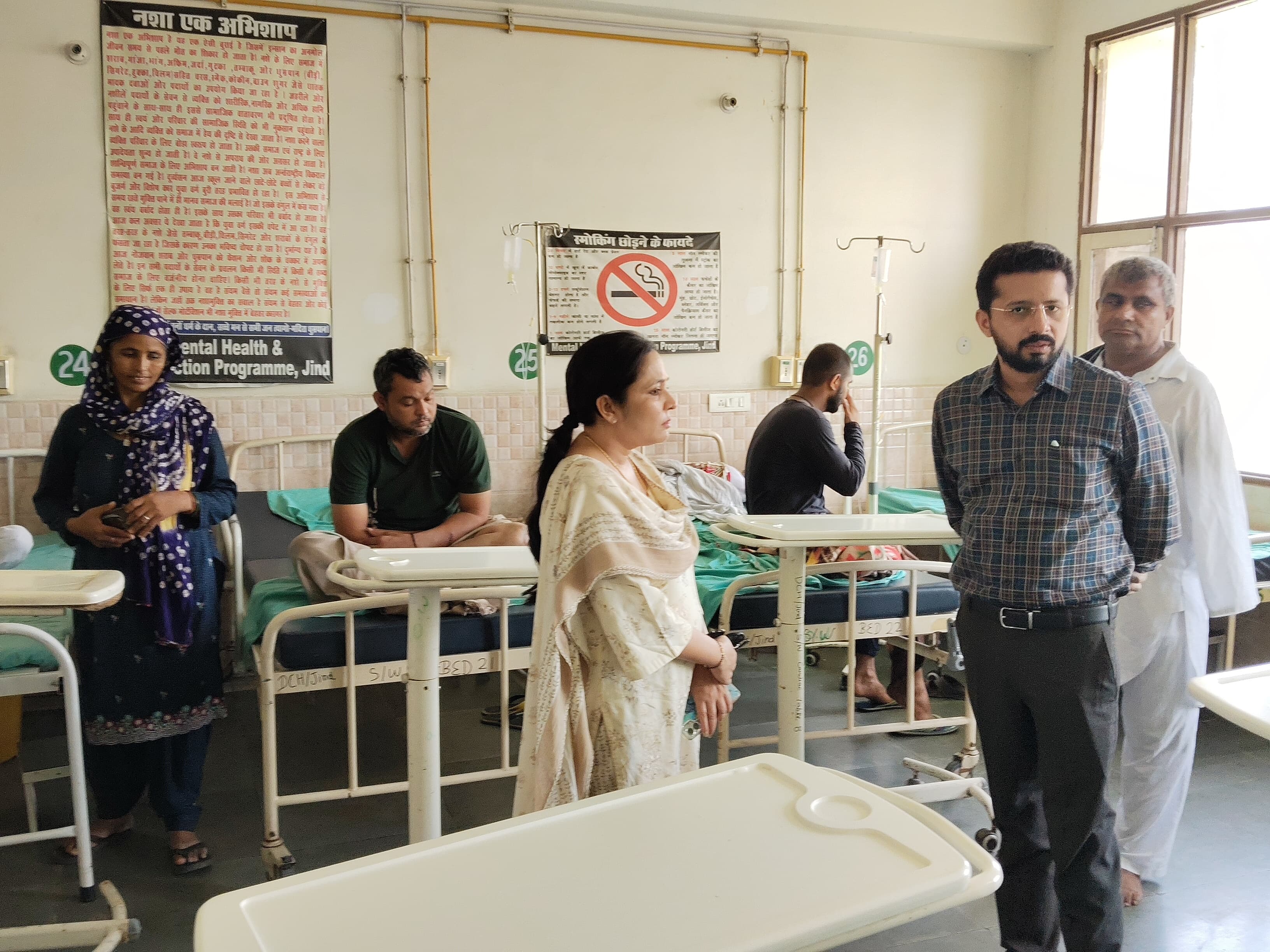नशा मुक्ति केंद्र का औचक निरीक्षण करते हुए सीजेएम। नशा मुक्ति केंद्र का औचक निरीक्षण करते हुए सीजेएम।