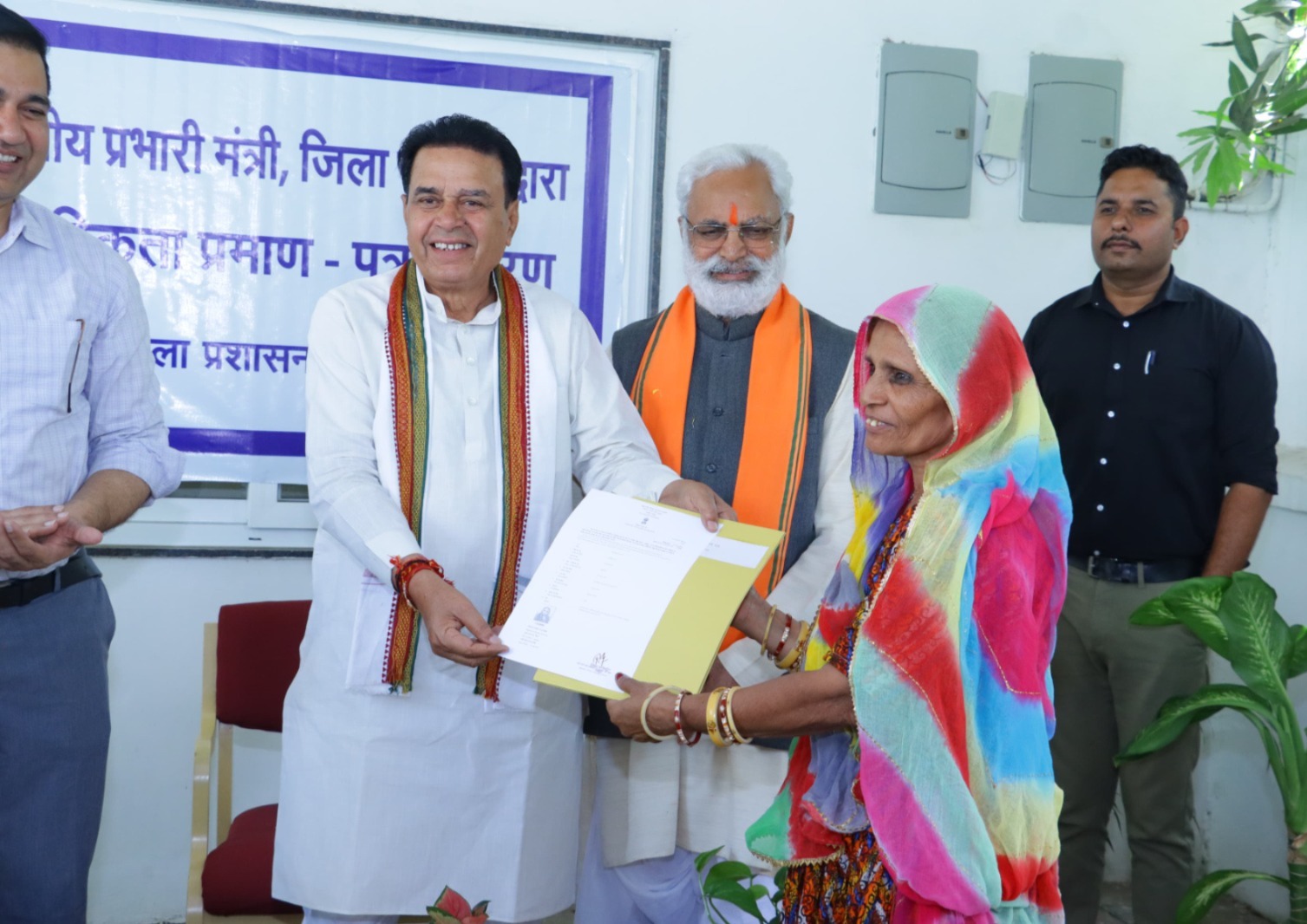 खत्म हुआ बरसों का इंतजार...नागरिकता के साथ मिली पहचान से पाक विस्थापितों के आंखों से छलके खुशी के आंसू खत्म हुआ बरसों का इंतजार...नागरिकता के साथ मिली पहचान से पाक विस्थापितों के आंखों से छलके खुशी के आंसू
