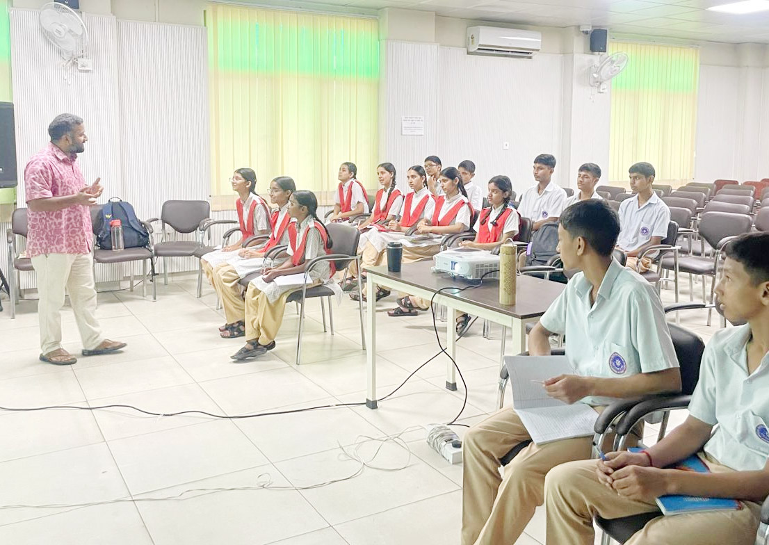 दून लाइब्रेरी एंड रिसर्च सेंटर में एक इंटरैक्टिव चर्चा दून लाइब्रेरी एंड रिसर्च सेंटर में एक इंटरैक्टिव चर्चा