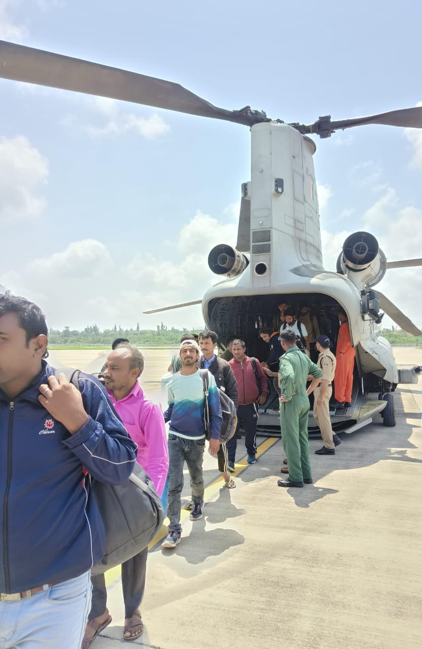 चीनूक हेलीकॉप्टर रेस्क्यू करते हुए।