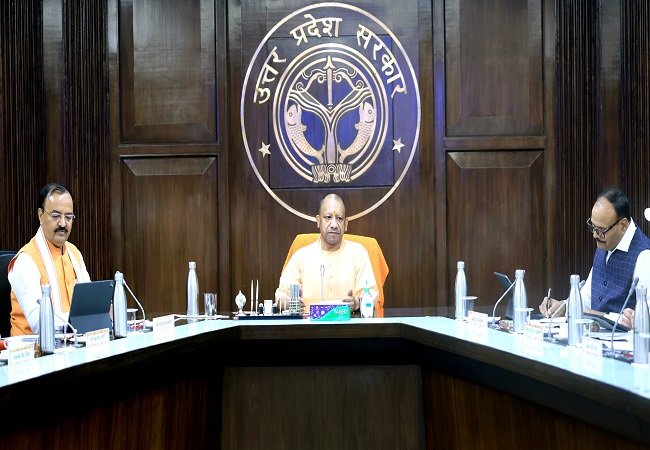 कैबिनेट बैठक करते मुखयमंत्री योगी कैबिनेट बैठक करते मुखयमंत्री योगी