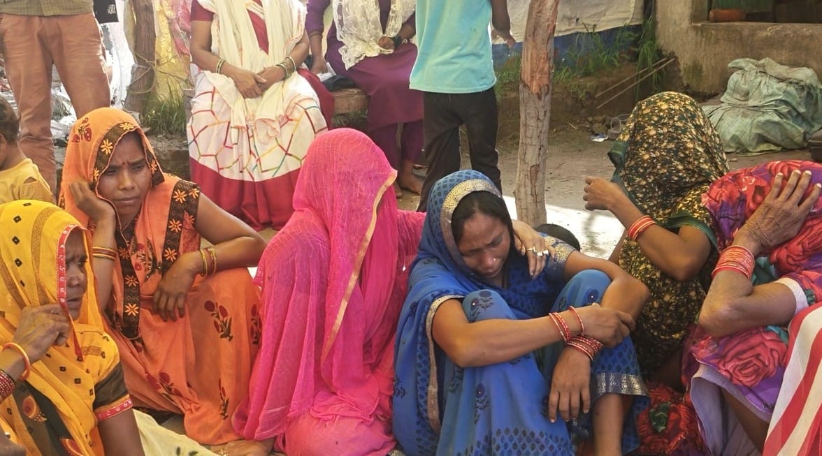 मृतक किशोरी का शोकाकुल परिजन मृतक किशोरी का शोकाकुल परिजन