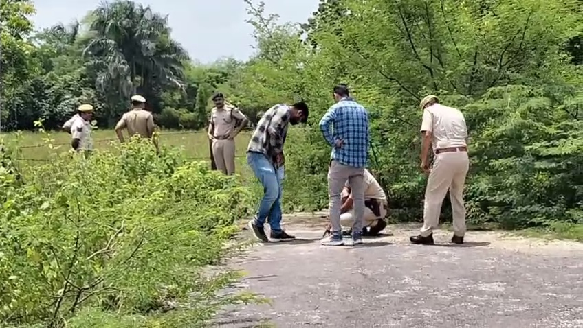 चित्तौड़गढ़ शहर के सदर इलाके में युवती का शव मिलने के मामले में जांच करती एफएसएल टीम। चित्तौड़गढ़ शहर के सदर इलाके में युवती का शव मिलने के मामले में जांच करती एफएसएल टीम।