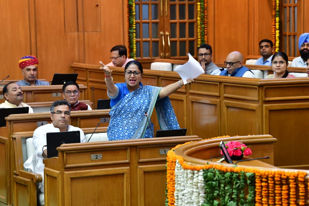 दिल्ली विधानसभा में मानसून सत्र के दौरान सीएजी रिपोर्ट पर चर्चा के दौरान बोलती मुख्यमंत्री रेखा गुप्ता