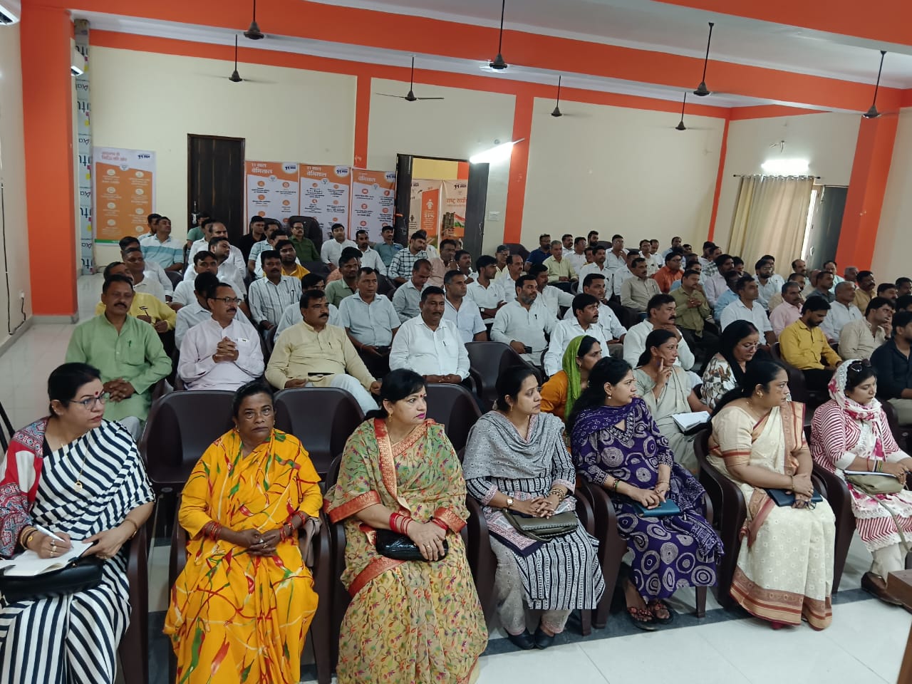 बैठक में मौजूद भाजपा पदाधिकारी व कार्यकर्ता