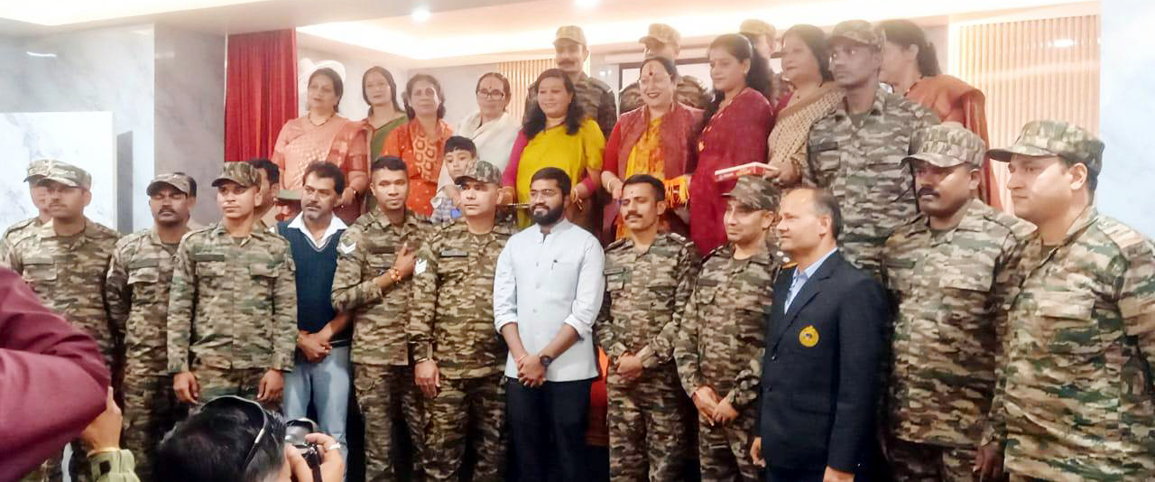 रक्षाबंधन: विधायक की अगुवाई में सैनिकों और पुलिस कर्मियों को बांधे गये रक्षा सूत्र नैनीताल, एसएनबी। भाई-बहन के प्रेम के रक्षाबंधन के पर्व के उपलक्ष्य में भारतीय जनता पार्टी महिला मोर्चा नैनीताल द्वारा देश की सीमाओं और समाज की सुरक्षा में समर्पित जवानों के प्रति सम्मान और आभार प्रकट करते हुए तल्लीताल छावनी में सैनिकों एवं मल्लीताल पुलिस कोतवाली में तैनात पुलिसकर्मियों को रक्षा सूत्र बांधे। इस अवसर पर मुख्य अतिथि विधायक सरिता आर्या ने सैनिकों को अपने हाथों से रक्षा सूत्र बांधते हुए उनके साहस, समर्पण और अनुशासन को नमन किया। उन्होंने कहा कि देश की सीमाओं से लेकर आंतरिक सुरक्षा तक में संलग्न सैनिक और पुलिसकर्मी नागरिकों को निडर जीवन जीने का अधिकार सुनिश्चित करते हैं। ऐसे वीरों का सम्मान हर पर्व व अवसर पर समाज का दायित्व है। इस अवसर पर महिला मोर्चा की विमला अधिकारी, रीना मेहरा, कविता गंगोला, ज्योति ढोंढियाल, दीपिका बिनवाल, मीरा बिष्ट, मीनू बुधलाकोटी व राधा पांडे सदस्यों सहित मंडल अध्यक्ष नितिन कार्की, निखिल बिष्ट, आशीष बजाज, भारत सिंह, कमल जोशी, विक्रम राठौर, अरविंद पडियार, संतोष साह, संतोष कुमार, पंकज बरगली, बहादुर रौतेला, हरीश राणा, मनोज कुमार, विकास जोशी, भगवत रावत आदि प्रमुख रूप से उपस्थित रहे। चित्र परिचयः 07एनटीएल-1ः नैनीताल: नैनीताल छावनी परिषद में सैनिकों को रक्षा सूत्र बांधती भाजपा महिला मोर्चा की सदस्य। रक्षाबंधन: विधायक की अगुवाई में सैनिकों और पुलिस कर्मियों को बांधे गये रक्षा सूत्र नैनीताल, एसएनबी। भाई-बहन के प्रेम के रक्षाबंधन के पर्व के उपलक्ष्य में भारतीय जनता पार्टी महिला मोर्चा नैनीताल द्वारा देश की सीमाओं और समाज की सुरक्षा में समर्पित जवानों के प्रति सम्मान और आभार प्रकट करते हुए तल्लीताल छावनी में सैनिकों एवं मल्लीताल पुलिस कोतवाली में तैनात पुलिसकर्मियों को रक्षा सूत्र बांधे। इस अवसर पर मुख्य अतिथि विधायक सरिता आर्या ने सैनिकों को अपने हाथों से रक्षा सूत्र बांधते हुए उनके साहस, समर्पण और अनुशासन को नमन किया। उन्होंने कहा कि देश की सीमाओं से लेकर आंतरिक सुरक्षा तक में संलग्न सैनिक और पुलिसकर्मी नागरिकों को निडर जीवन जीने का अधिकार सुनिश्चित करते हैं। ऐसे वीरों का सम्मान हर पर्व व अवसर पर समाज का दायित्व है। इस अवसर पर महिला मोर्चा की विमला अधिकारी, रीना मेहरा, कविता गंगोला, ज्योति ढोंढियाल, दीपिका बिनवाल, मीरा बिष्ट, मीनू बुधलाकोटी व राधा पांडे सदस्यों सहित मंडल अध्यक्ष नितिन कार्की, निखिल बिष्ट, आशीष बजाज, भारत सिंह, कमल जोशी, विक्रम राठौर, अरविंद पडियार, संतोष साह, संतोष कुमार, पंकज बरगली, बहादुर रौतेला, हरीश राणा, मनोज कुमार, विकास जोशी, भगवत रावत आदि प्रमुख रूप से उपस्थित रहे। चित्र परिचयः 07एनटीएल-1ः नैनीताल: नैनीताल छावनी परिषद में सैनिकों को रक्षा सूत्र बांधती भाजपा महिला मोर्चा की सदस्य।