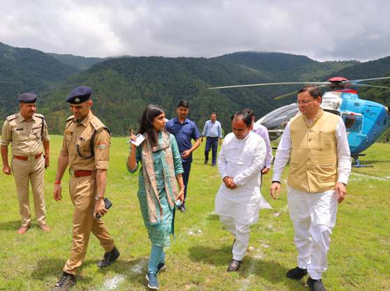 पाैड़ी के आपदा प्रभावित क्षेत्राें का दाैरा करने पहुंचे मुख्यमंत्री। पाैड़ी के आपदा प्रभावित क्षेत्राें का दाैरा करने पहुंचे मुख्यमंत्री।