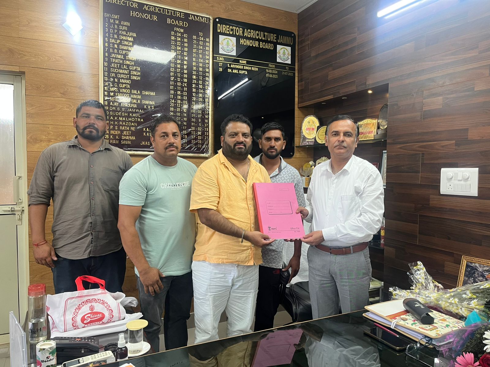 सीमा क्षेत्र के किसानों की समस्याओं को लेकर भारत प्रिये ने उठाई आवाज, कृषि निदेशक ने दिया आश्वासन सीमा क्षेत्र के किसानों की समस्याओं को लेकर भारत प्रिये ने उठाई आवाज, कृषि निदेशक ने दिया आश्वासन