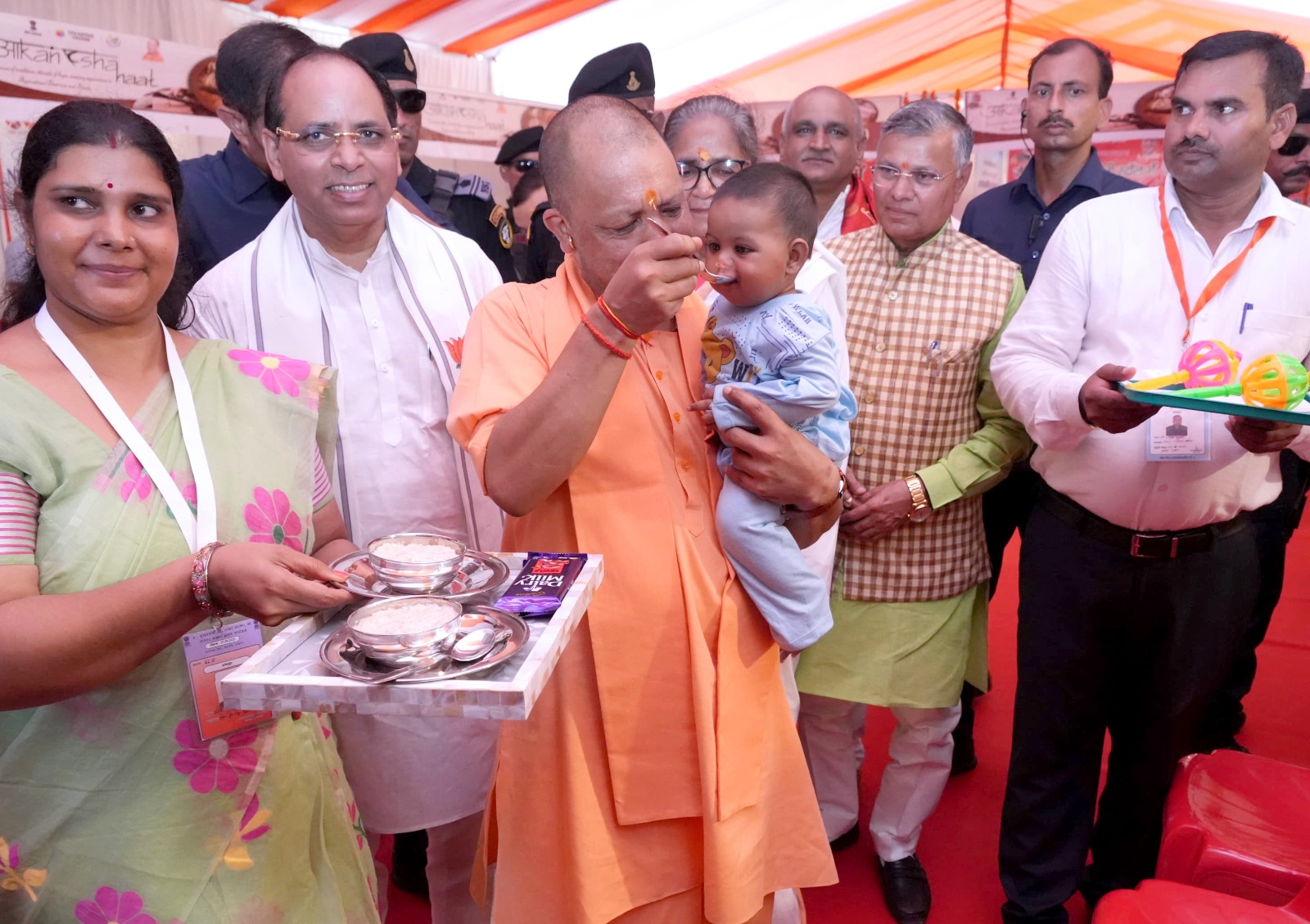 संभल में नवजात बच्चों का अन्नप्राशन संस्कार कराते मुख्यमंत्री योगी आदित्यनाथ।।