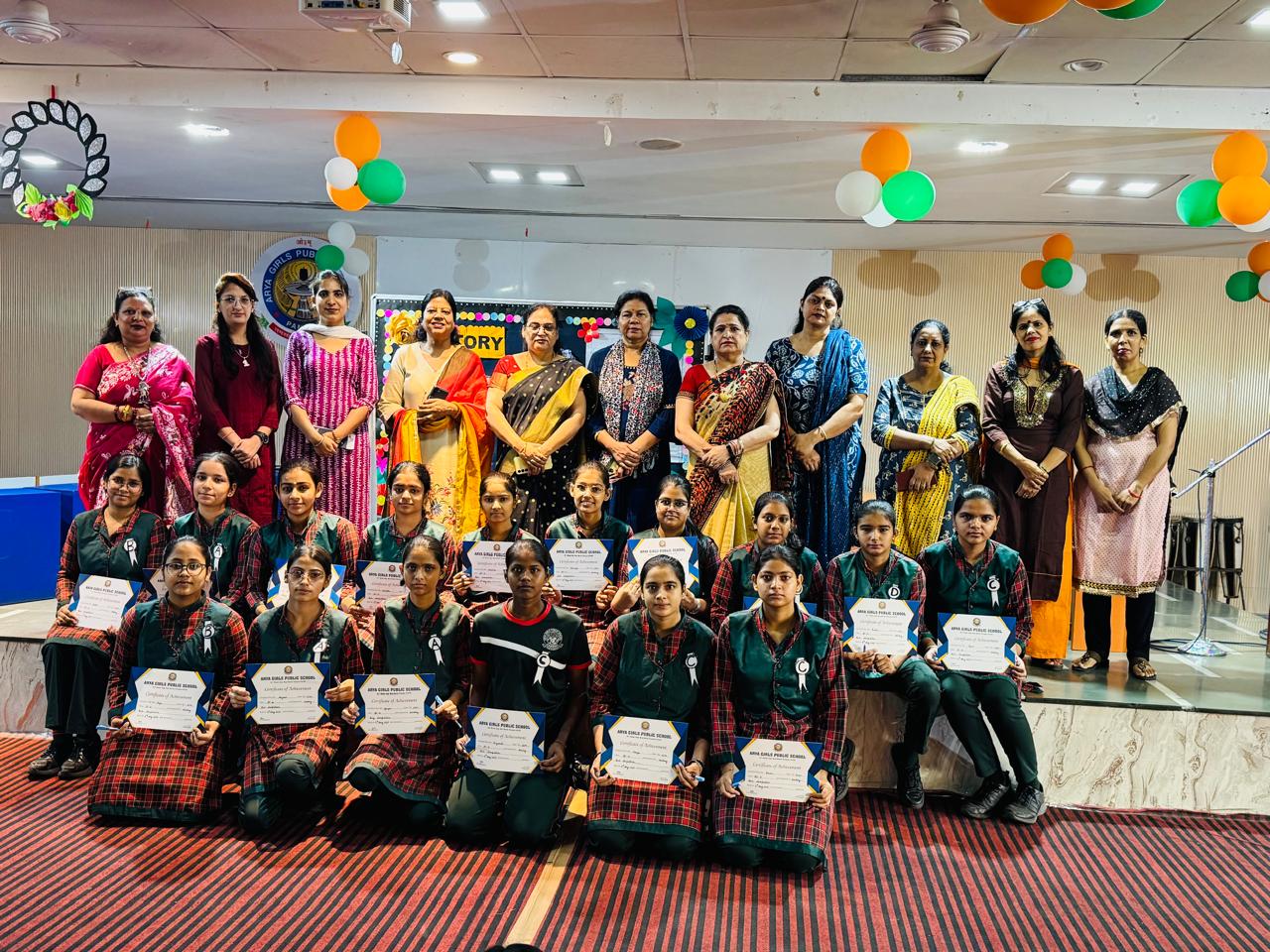 पानीपत स्थित आर्य गर्ल्स पब्लिक स्कूल में आयोजित प्रश्ननोतरी प्रतियोगिता में विजेता टीम