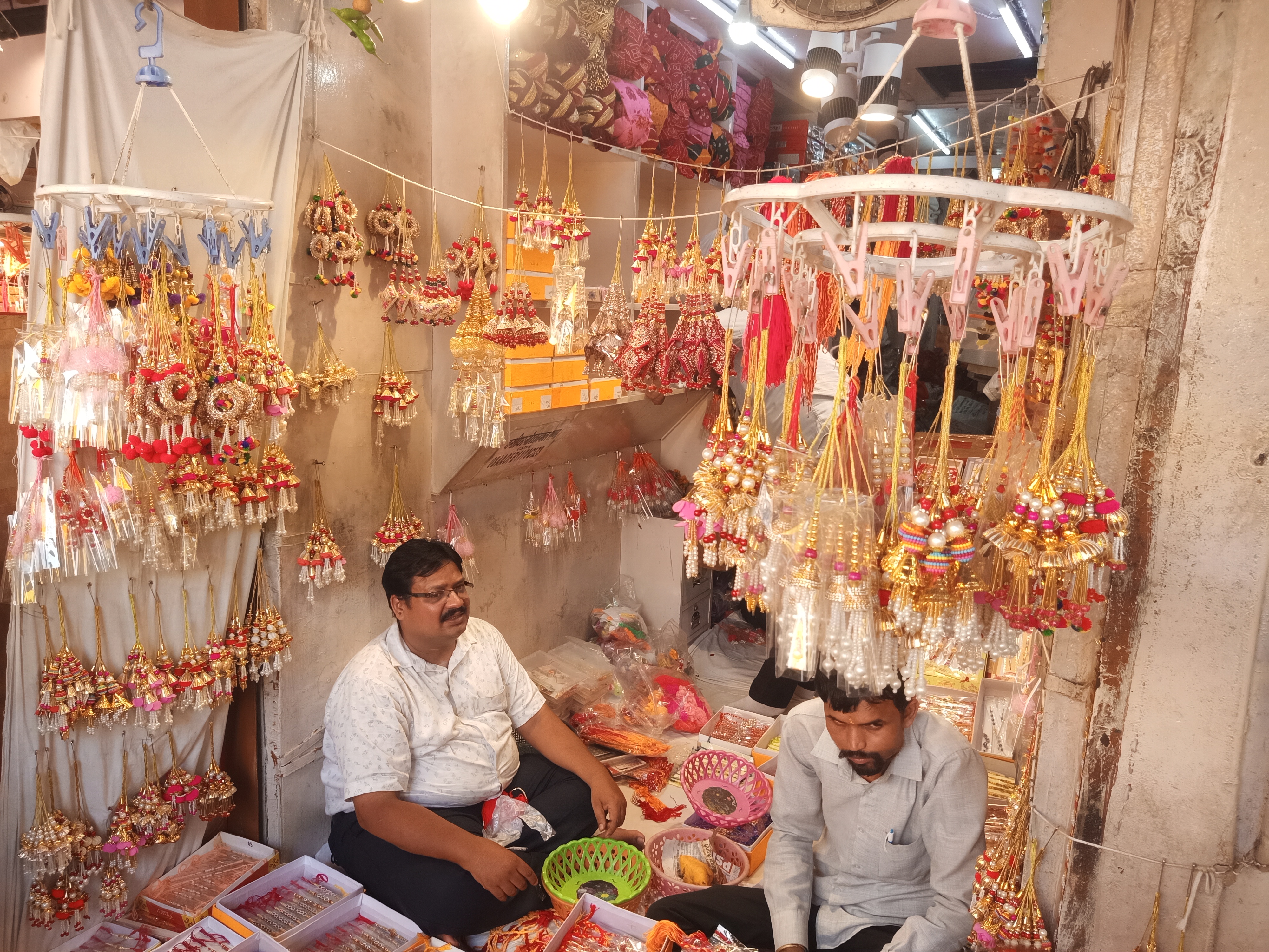 रक्षाबंधन को लेकर बाजारों में बढ़ी रौनक, जयपुर के प्रमुख बाजारों में सजी राखियों की दुकानें रक्षाबंधन को लेकर बाजारों में बढ़ी रौनक, जयपुर के प्रमुख बाजारों में सजी राखियों की दुकानें
