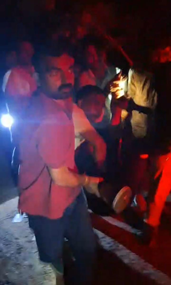 मुठभेड़ में मारे गए अपराधी को अस्पताल ले जाने का छाया चित्र मुठभेड़ में मारे गए अपराधी को अस्पताल ले जाने का छाया चित्र