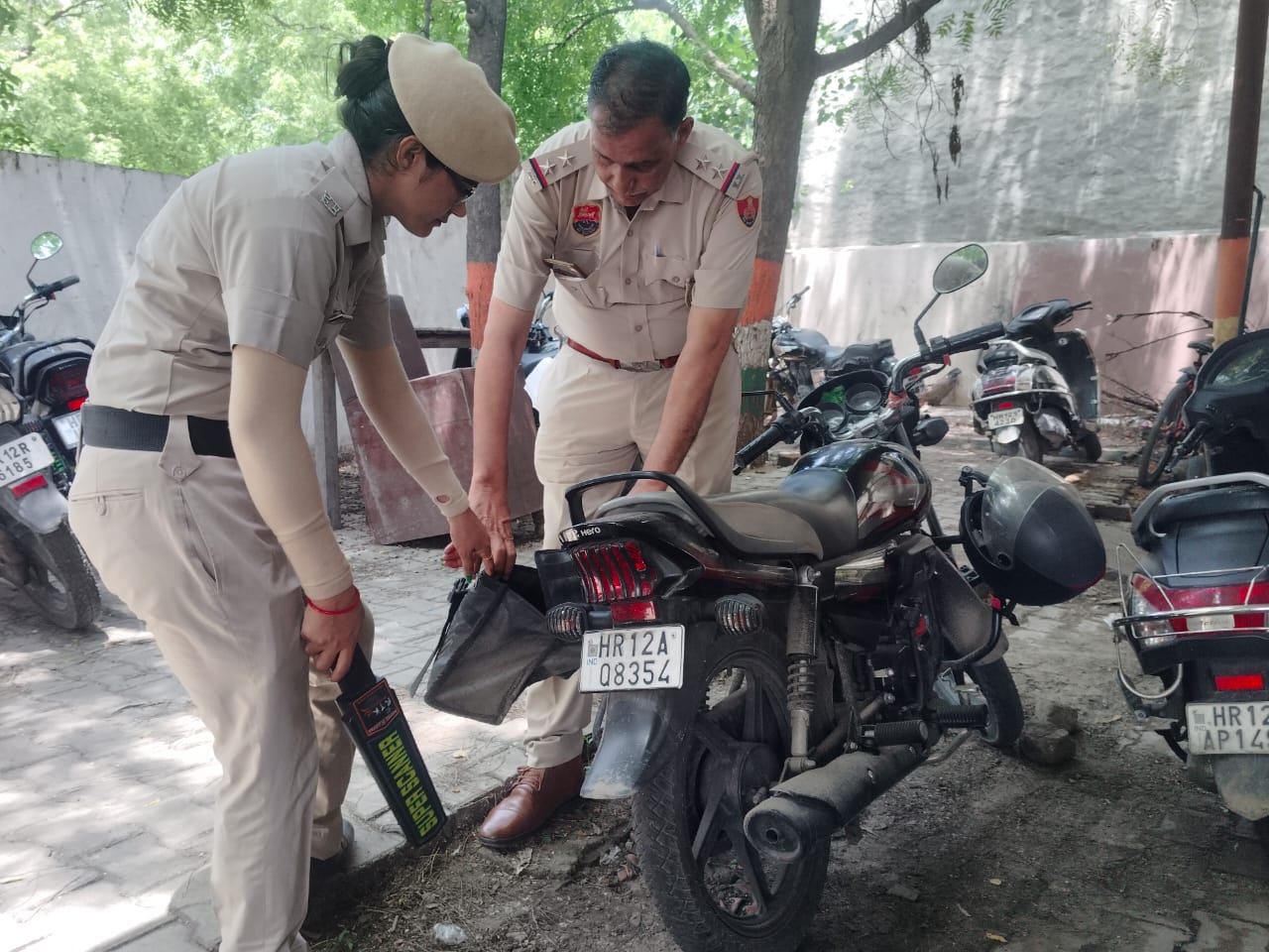 बम निरोधक टीम चैकिंग करते हुए।