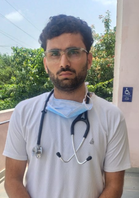 पीजीआई में पकड़ा गया फर्जी डॉक्टर। पीजीआई में पकड़ा गया फर्जी डॉक्टर।